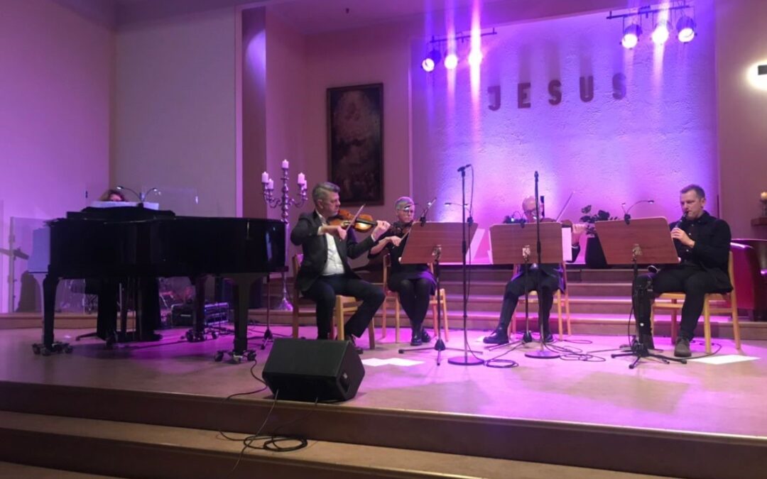 Stilla musik lockar ovana besökare till Pingstkyrkan i Överhörnäs